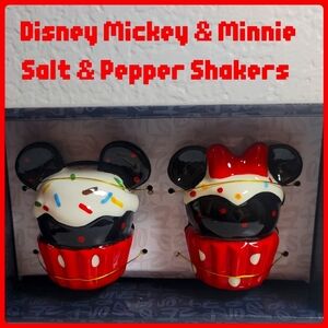 New Disney Mickey & Minnie Mouse Ceramic Cupcake Salt & Pepper Shakers #0095